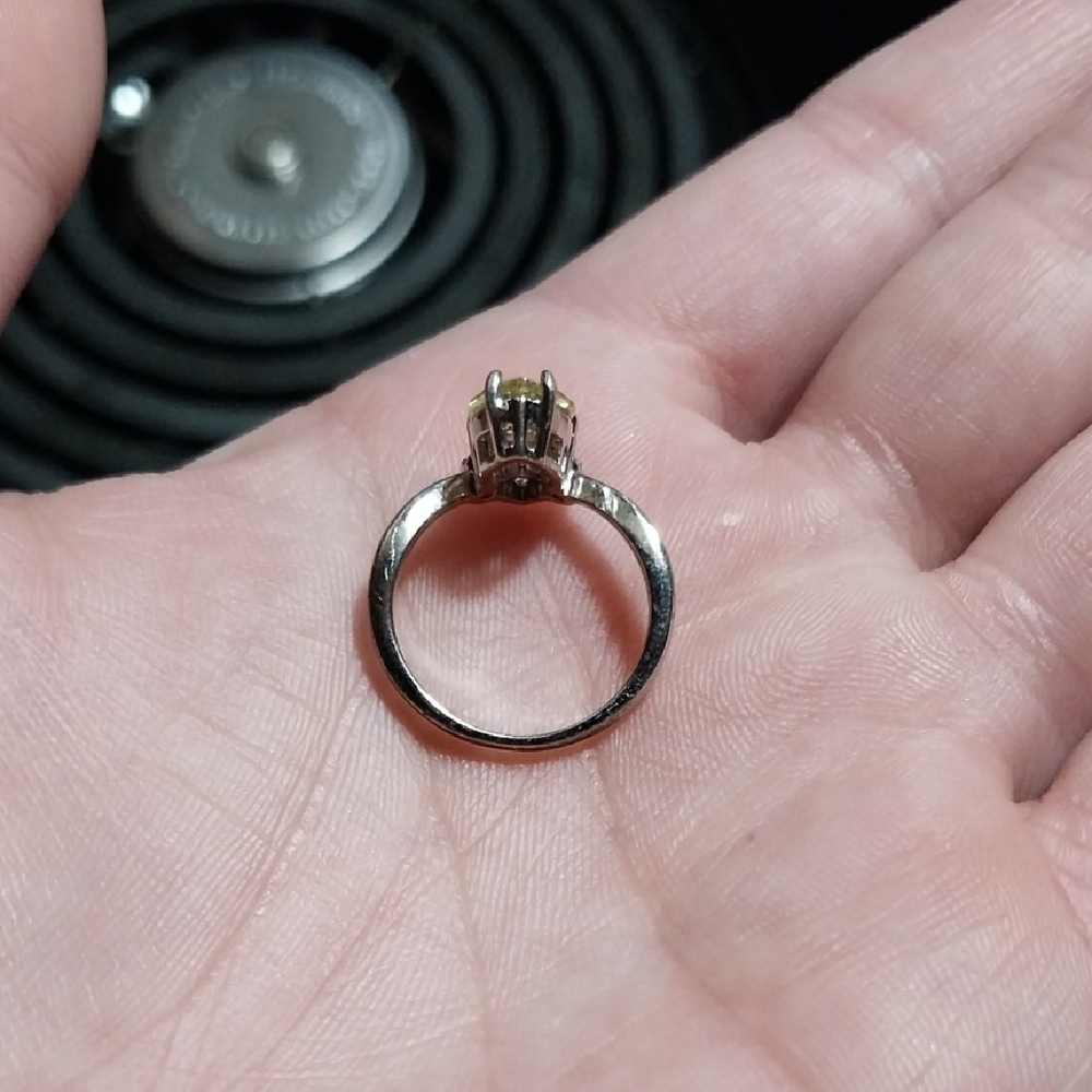 2/20$ Chic Silver Ring With Green Gemstone - image 3